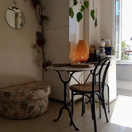 Apartment Authentic House Small, Bright And Calm Paris