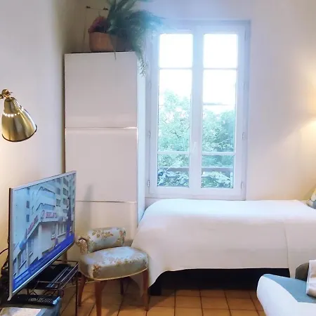Daire Authentic House Small, Bright And Calm Paris