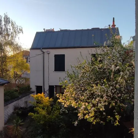 Authentic House Small, Bright And Calm